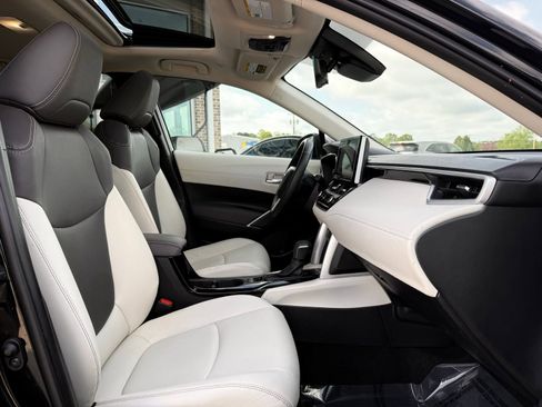 Used 2024 Toyota Corolla Cross XLE w/ Convenience Package image 26