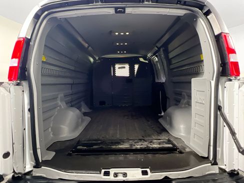 Used 2022 Chevrolet Express 2500 w/ Driver Convenience Package image 30