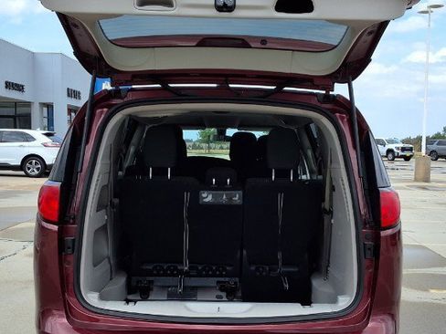 Used 2020 Chrysler Voyager L FWD image 9