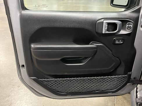 Used 2021 Jeep Gladiator Willys image 17