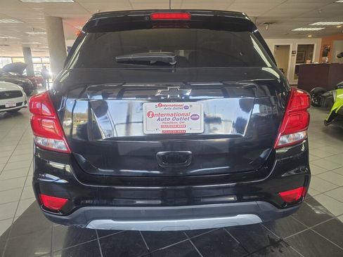Used 2021 Chevrolet Trax LT w/ Midnight Edition image 5