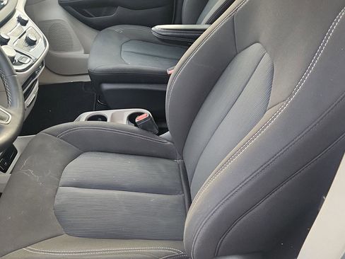 Used 2022 Chrysler Voyager LX image 10