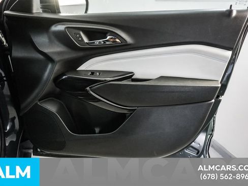 Used 2025 Chevrolet Trax LT FWD image 37