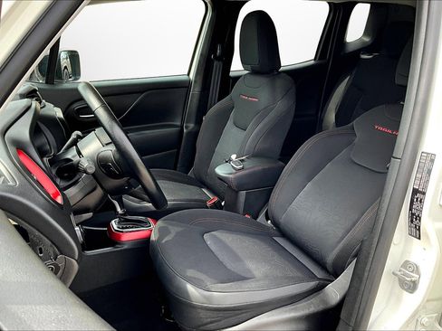 Used 2022 Jeep Renegade Trailhawk image 16