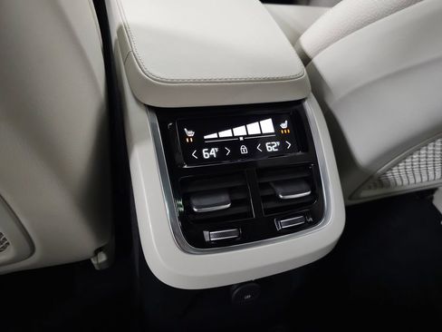 Certified 2024 Volvo XC90 T8 Plus AWD/4WD image 35