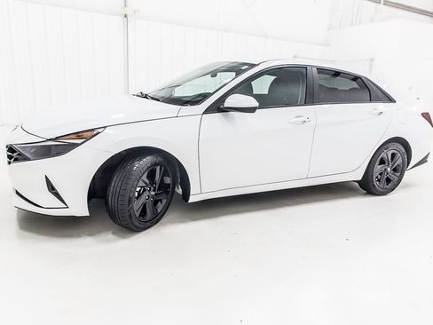 Used 2021 Hyundai Elantra SEL w/ Convenience Package image 3