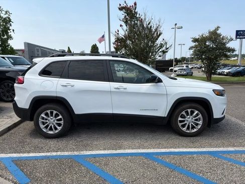 Used 2022 Jeep Cherokee Latitude Lux FWD image 3