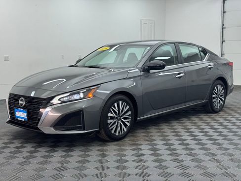 Used 2025 Nissan Altima 2.5 SV FWD image 2