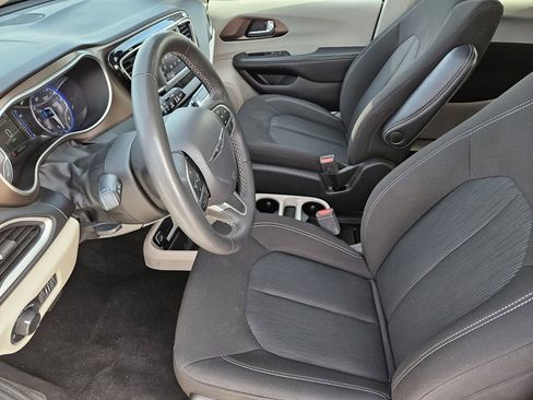 Used 2023 Chrysler Voyager LX image 9