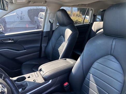 Used 2020 Toyota Highlander XLE image 26