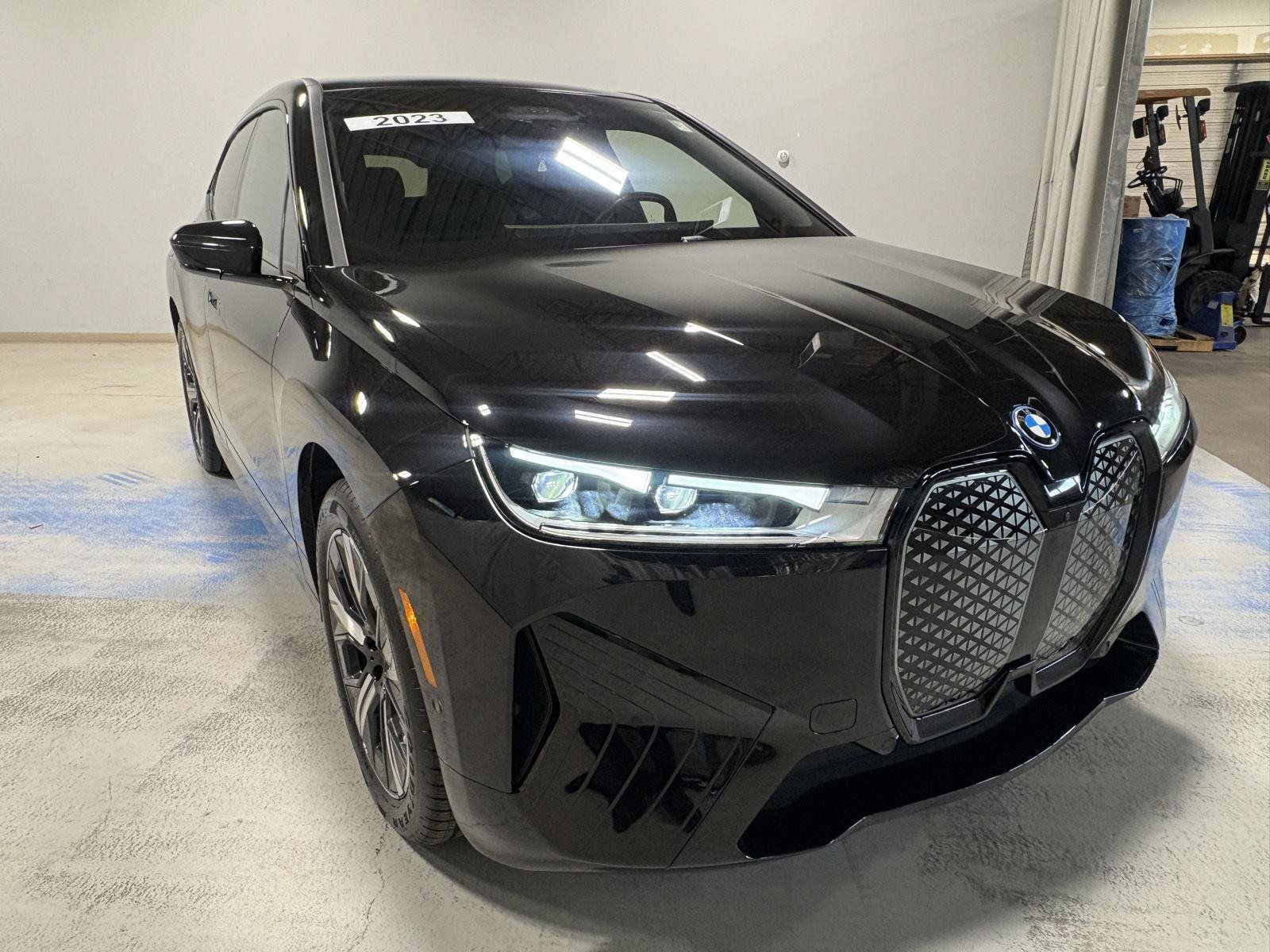 Used 2023 BMW iX xDrive50 w/ Sport Package AWD/4WD image 13