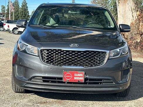 Used 2017 Kia Sedona LX w/ LX Essentials Premium Package image 11