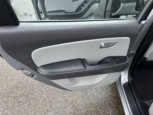 Used 2010 Hyundai Elantra GLS FWD image 21