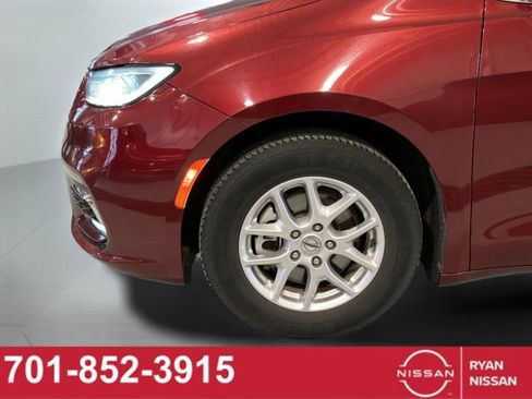 Used 2023 Chrysler Pacifica Touring-L FWD image 13