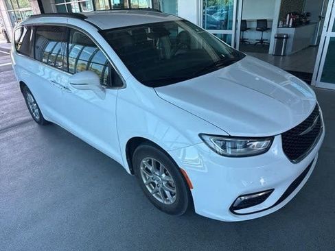 Used 2021 Chrysler Pacifica Touring image 6