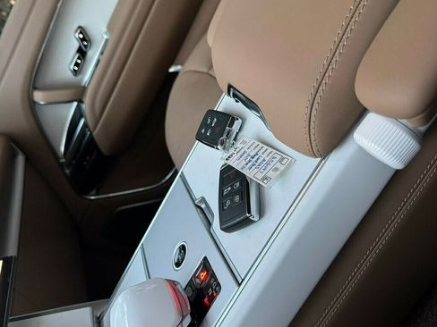 Used 2025 Land Rover Range Rover SV image 46
