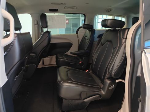 Used 2024 Chrysler Pacifica Touring-L FWD image 12