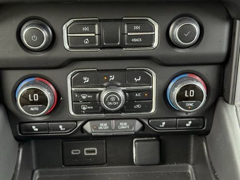 Used 2024 Chevrolet Suburban LT RWD image 20