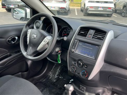 Used 2018 Nissan Versa SV FWD image 3