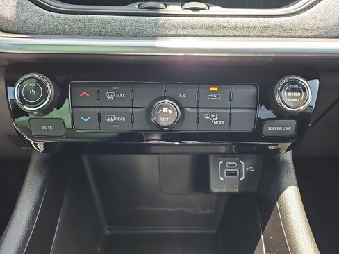 New 2025 Jeep Compass Latitude image 21