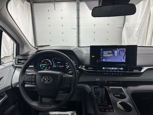 Used 2025 Toyota Sienna LE image 17