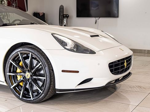 Used 2012 Ferrari California image 3