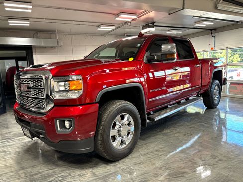 Used 2018 GMC Sierra 3500 Denali w/ Duramax Plus Package image 4