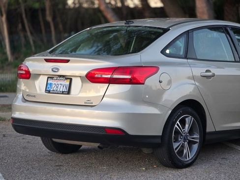 Used 2018 Ford Focus SE w/ SE Appearance Package image 6