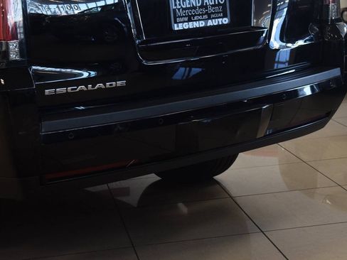 Used 2019 Cadillac Escalade ESV Luxury RWD image 17