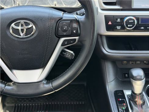 Used 2019 Toyota Highlander SE FWD image 41