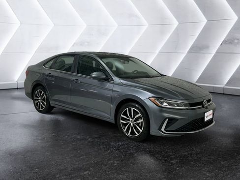 Used 2025 Volkswagen Jetta SE image 1