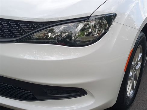 New 2025 Chrysler Voyager LX image 17