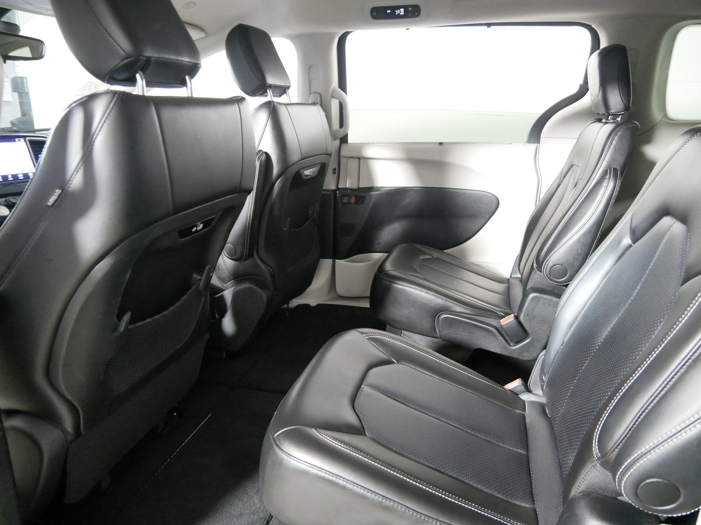 Used 2023 Chrysler Pacifica Touring-L FWD image 32