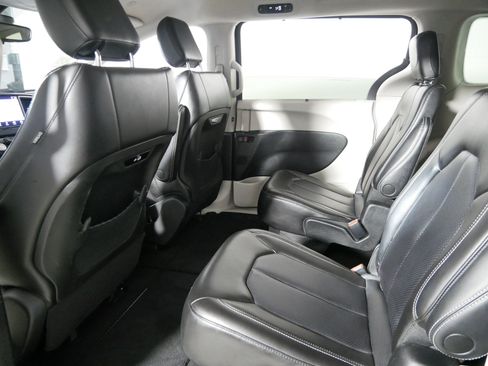 Used 2023 Chrysler Pacifica Touring-L FWD image 32