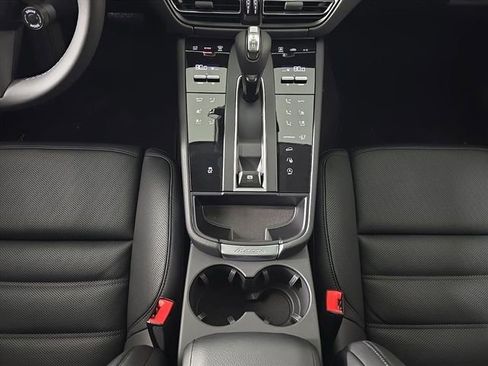New 2026 Porsche Macan image 22