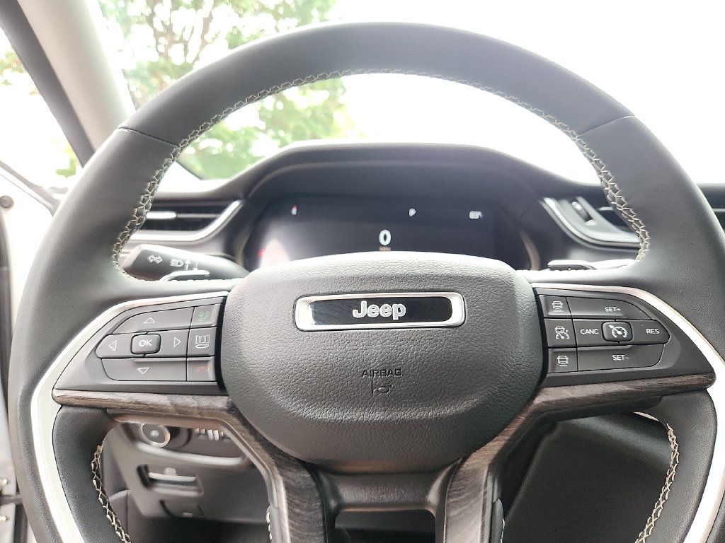Used 2023 Jeep Grand Cherokee L Limited w/ Luxury Tech Group II AWD/4WD image 19