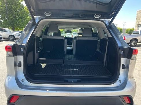 Used 2023 Toyota Highlander XLE AWD/4WD image 19