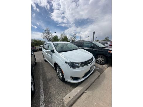 Used 2017 Chrysler Pacifica Touring-L FWD image 4