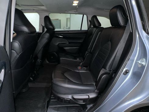 Used 2022 Toyota Highlander XLE image 16