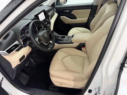 Used 2025 Toyota Highlander XLE AWD/4WD image 17