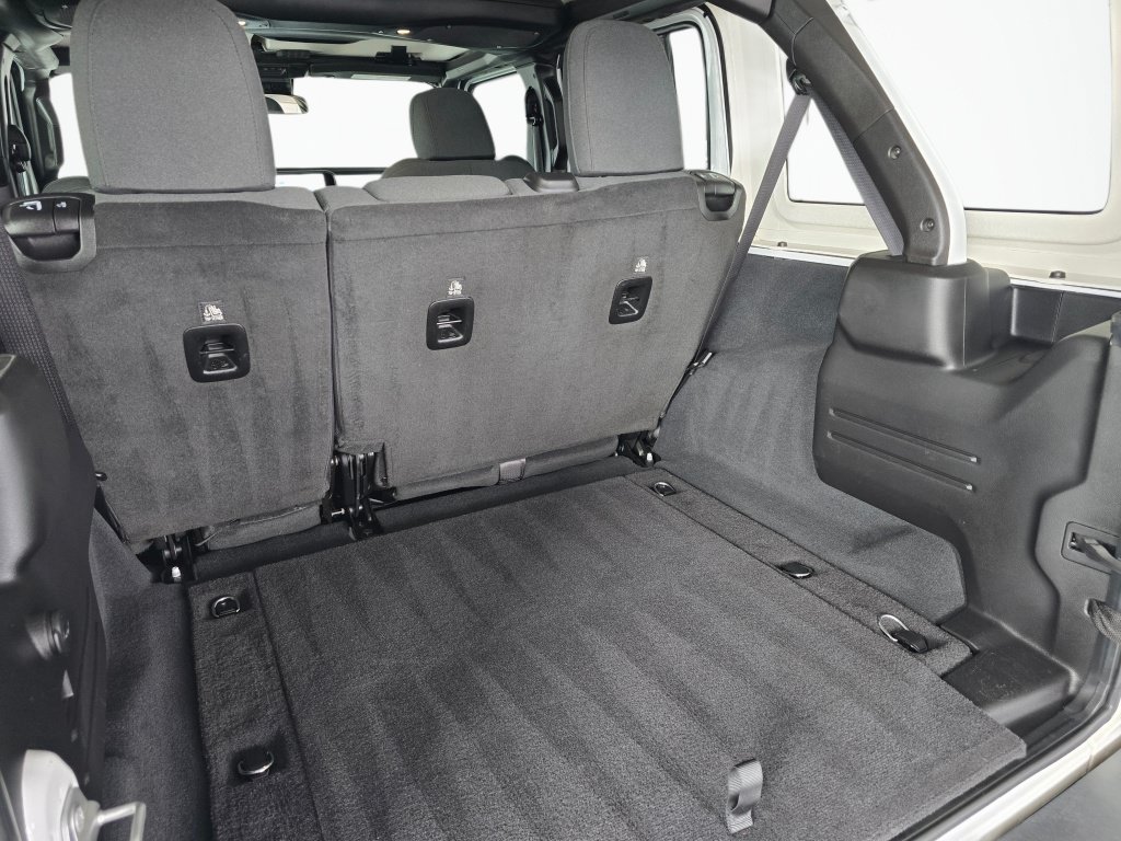 Used 2025 Jeep Wrangler Unlimited Sahara AWD/4WD image 16