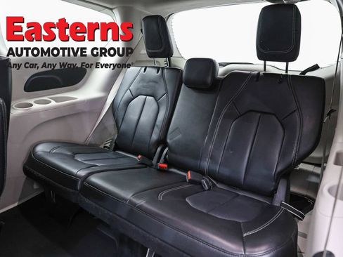 Used 2023 Chrysler Pacifica Touring-L FWD image 26