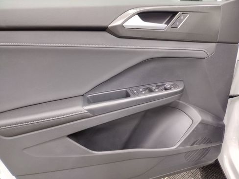 New 2025 Volkswagen Taos SE image 17