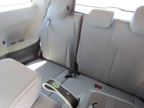 Used 2022 Toyota Sienna LE AWD/4WD image 19