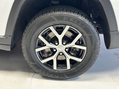 Certified 2023 Jeep Grand Cherokee L Limited w/ Luxury Tech Group II AWD/4WD image 3