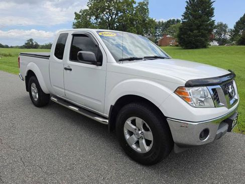 Used 2009 Nissan Frontier SE w/ SE Value Truck Pkg AWD/4WD image 4