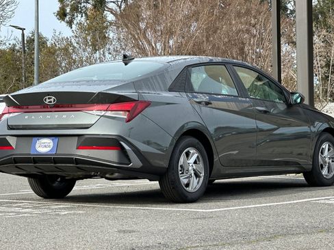 New 2026 Hyundai Elantra SE image 4