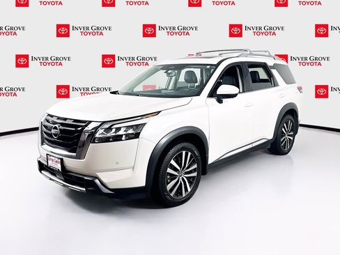 Used 2024 Nissan Pathfinder Platinum image 1