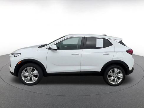 Used 2025 Buick Encore GX Preferred AWD/4WD image 9
