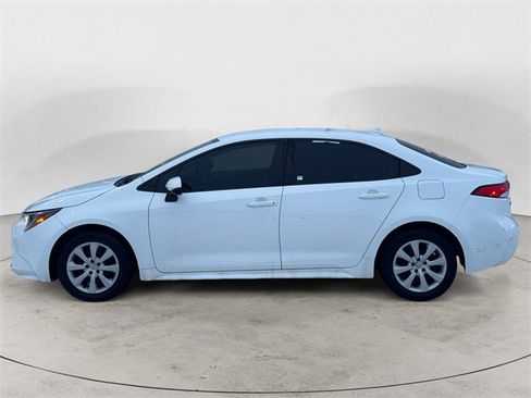 Used 2022 Toyota Corolla LE image 2